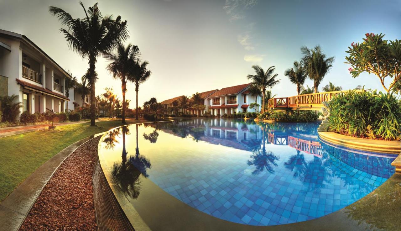 Radisson Blu Resort Temple Bay Mamallapuram Екстер'єр фото The pool at the resort